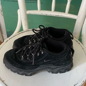 Black nike hiking shoe